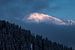 Rosa Morgenlicht scheint auf Berggipfel in der Zillertalarena in Österreich von Hidde Hageman