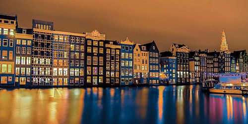 Het Damrak bij nacht