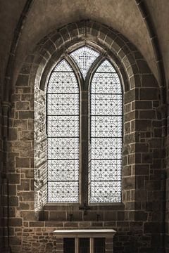 Fenêtre gothique du Mont Saint-Michel Silence et lumière dans la pierre sur Femke Ketelaar