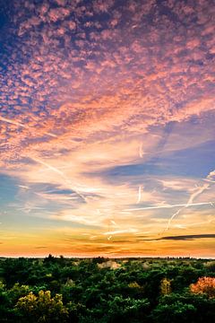 Zonsondergang met mooie lucht van Joost Lagerweij