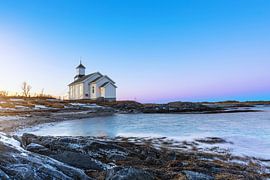 Kleine Kirche aus Holz in Gimsoy von Tilo Grellmann