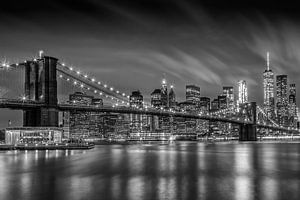 BROOKLYN BRIDGE Impressionen bei Nacht | Monochrom von Melanie Viola