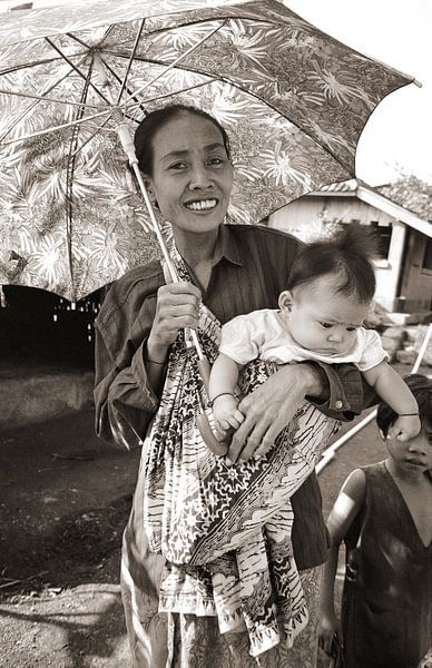 Woman with childe - Analoge Fotografie! von Tom River Art