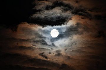Maan verlicht kleurrijk de wolken van Robert de Jong