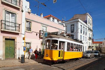 Lissabon : Tram in de Alfama