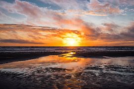 Zonsondergang Wijk aan Zee van Corali Evegroen