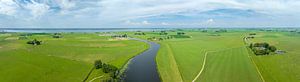 Landelijk landschap met een rivier door de weilanden van bovenaf gezien van Sjoerd van der Wal Fotografie