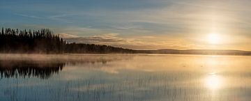 Finlande matin lac avec brume sur Leon Brouwer