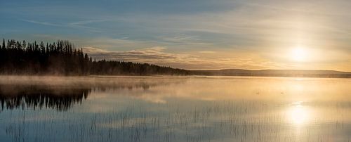 Finlande matin lac avec brume sur Leon Brouwer