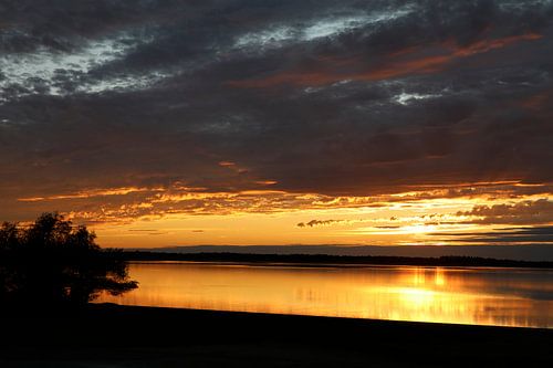 Crépuscule doré au bord du lac