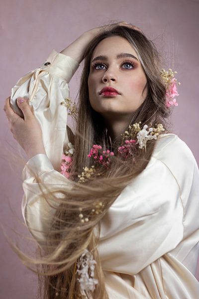 Woman with flowery hair in the wind by Iris Kelly Kuntkes