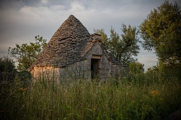 Trullo (maison en pierre) dans la lumière du soir, sud de l'Italie sur Joost Adriaanse