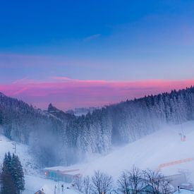 Coucher de soleil coloré dans les montagnes sur Kim Bellen