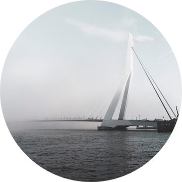 Erasmusbrug verdwijnt in de mist. van Teun de Leede