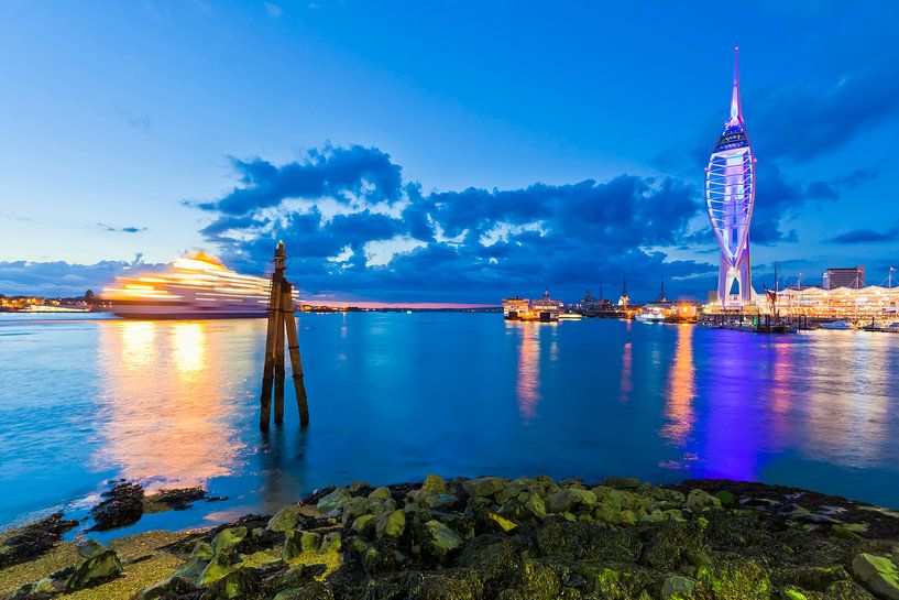 Spinnaker Tower im Hafen von Portsmouth am Abend von Werner Dieterich