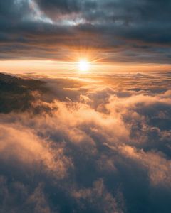 Sonnenaufgang über den Wolken