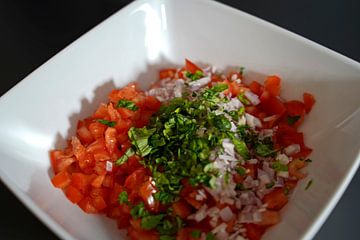 Tomaten, Zwiebel, Basilikum in einer Schüssel.