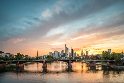 Frankfurt, een stad met skyline in een droomachtige zonsondergang