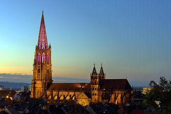 Illuminierter Münsterturm Freiburg