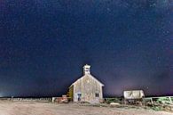 Houten kerk onder een sterrenhemel van Antwan Janssen thumbnail