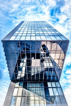 Reflectie in glazen gevel van het luxehotel Hyatt Regency in Düsseldorf Medienhafen van Dieter Walther