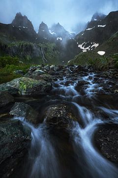 Paysage de haute montagne dans les nuages sur Daniel Gastager