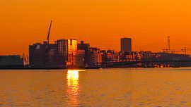 Zonsopkomst boven Amsterdam  van Ab Donker