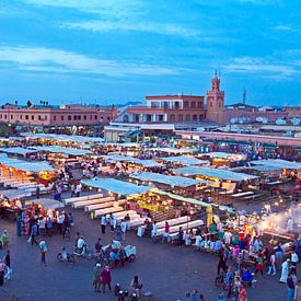 Djemaa el Fna markt in Marrakesh, Marocco bij zonsondergang by Eye on You