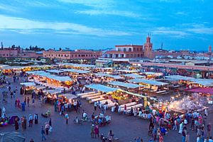 Djemaa el Fna markt in Marrakesh, Marocco bij zonsondergang von Eye on You