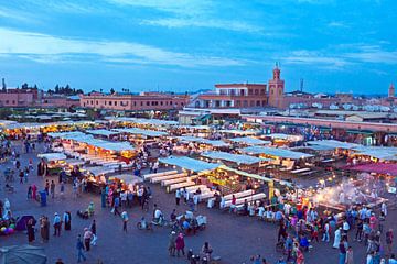 Djemaa el Fna markt in Marrakesh, Marocco bij zonsondergang