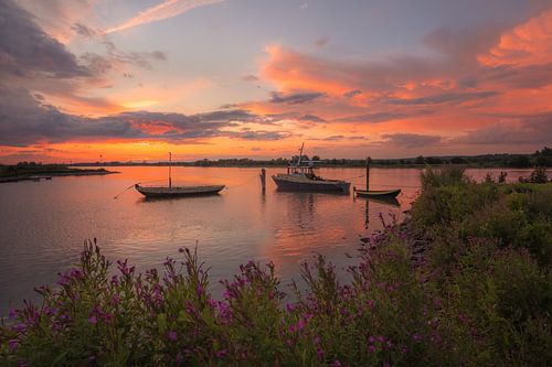 Prachtige zonsondergang bij bootjes