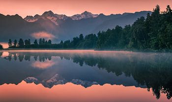 Lever de soleil sur le lac Matheson, Île du Sud, Nouvelle-Zélande