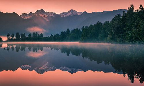 Lever de soleil sur le lac Matheson, Île du Sud, Nouvelle-Zélande sur Henk Meijer Photography