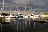 Reflectie van boten in de haven