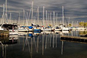 Reflectie van boten in de haven