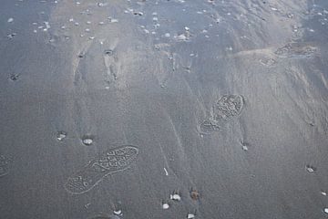 Voetstappen in zand van Rosalie Broerze