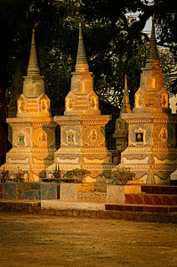 Traditionelle vergoldete Stupas in einem laotischen Tempel