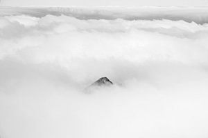Boven de zee van wolken van Peter Proksch