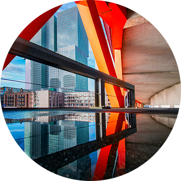Weerspiegeling van De Rotterdam van De Straatplaat