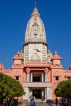 De Kashi Vishwanath Tempel in Varanasi van Roland Brack