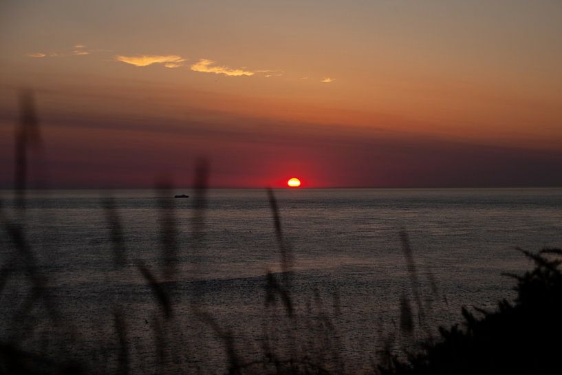 Sunset with boat by Plinck Fotografie
