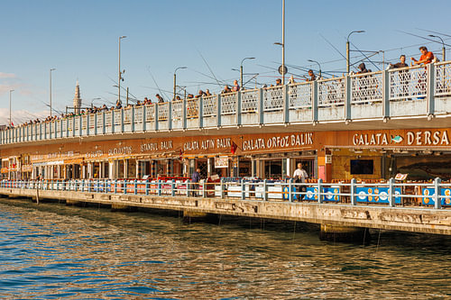 Pont de Galata avec pêcheurs et restaurants de poisson