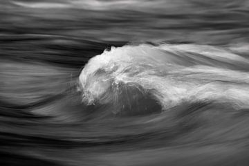 Wasserbewegung eines Baches in Detailansicht von Ralf Lehmann