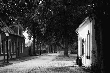 En noir et blanc une vieille ruelle à Thorn sur Jolanda de Jong-Jansen