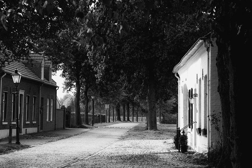 En noir et blanc une vieille ruelle à Thorn par Jolanda de Jong-Jansen