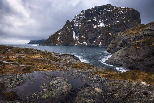 Les falaises majestueuses et les eaux paisibles des Lofoten, en Norvège, captivent N