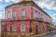 Roze huis in Silves, Portugal van Antoine Ramakers thumbnail