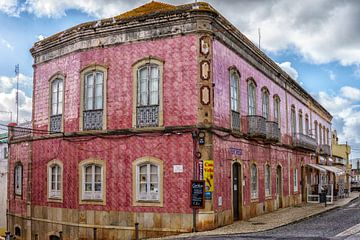 Roze huis in Silves, Portugal van Antoine Ramakers