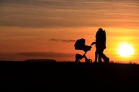 Koppel met kinderwagen zonsondergang. Zen, rust van Bobsphotography thumbnail