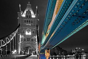 Detail der Tower Bridge in London, teilweise in schwarz-weiß